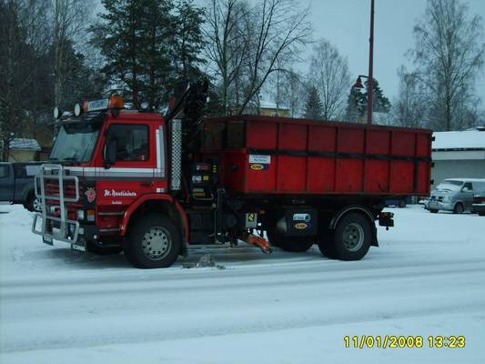 M Rautiaisen Scania 93
M Rautiaisen nosturilla varustettu Scania 93 vaihtolava-auto.
Avainsanat: Rautiainen Scania 93