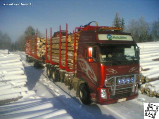 Volvo Fh16 pölliauto
Volvo fh 16 550 6/4. tehtaalle lähdössä.
Avainsanat: Volvo fh16 pölliauto