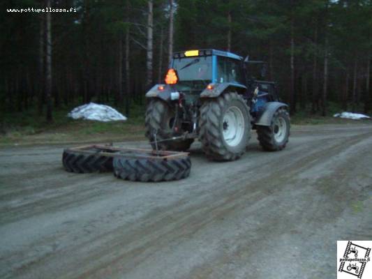 pihan tasausta
Valtra 8450 ja rengaslana
Avainsanat: valtra rengaslana