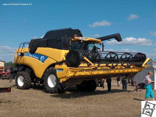 New holland cx 840
Pikkuinen hollanikas  Okrassa kuvattuna .
Pöytä 24 jalkainen
