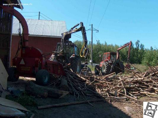 Vallut 8100 ja 705
Junkkarin hakkuri vallu 8100 turbolla   ja 705  vähän ruuvattu. huomioi myös sähkölinjan "Mielenkiintoinen sijainti "
Avainsanat: Vallut