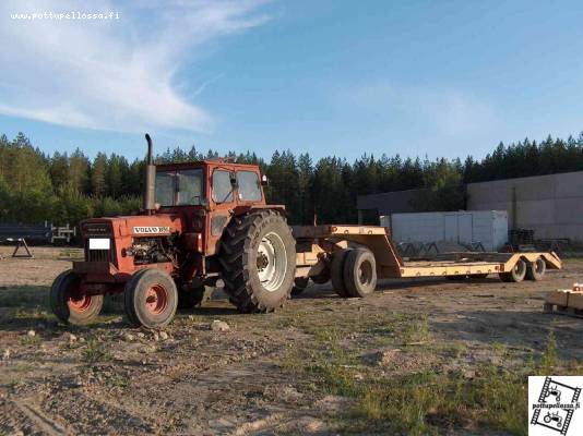 Voimmakone Volvo 810
Volvolla kevyt lasku eläkkeelle, nyt enää kylvöt, lietepumpun pyöritystä ja  lavetin edessä.
ennemmin kun oli vielä puolitelatalla niin edellisellä omistajalla palakoneen edessä.Ja nykyisetkin vetivät muutamana kesänä hihnaa
Avainsanat: Volvo