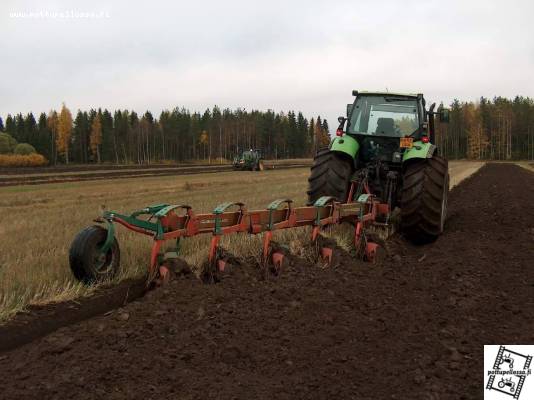 Roitsi 135 +Kvernelan BB
Ja takana  JD  + Kvernelan Mz Kanssa . Hyvin mahtuu mollo kummi vakoon , 20" Niin renkaan jälkeä ei näe kynnökseltä
