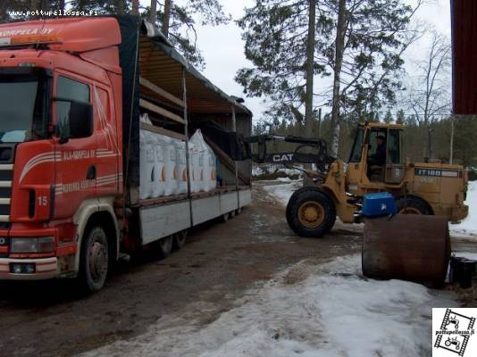 Kuorman purkua
Scania+cat it 18 B  purkaa kuormaa,  3 apulantasäkkiä kerralla
Avainsanat: scania cat