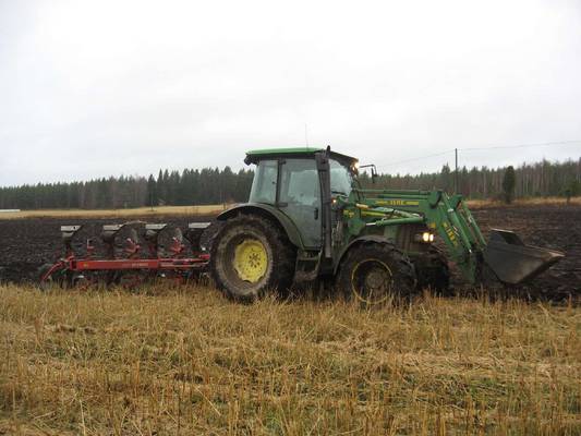 JD 5820 & Agroluxit
Kulkee ne muovisiipiset fältit pienemmälläkin traktorilla .Ja polttoainetta säästyy 
Avainsanat: jd agrolux