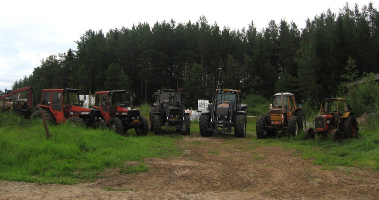 Näitähän riittää..
Valmet 705 - Valmet 605 - Valmet 805 - Valtra 8150 - Valmet 903 - Valmet 565
Avainsanat: kalusto