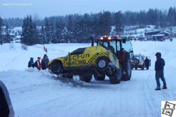 Rokkirallissa
Piti käyä kantelemassa vähän raatoja siivuu... MX110:n sorkissa roikkuu kait mazda...en oo varma...
Avainsanat: case