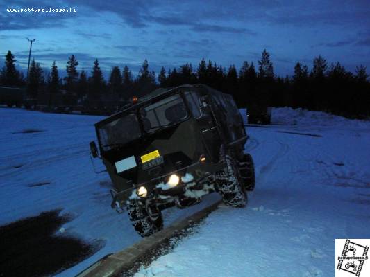 Sisu A-45
Testattiin proton rungon notkeutta. Oli sen verta mutkalla ettei saanu enää pakkia päälle. Eli piti vain jatkaa eteenpäin. :D
Avainsanat: proto sisu a45 a-45 intti someroharju