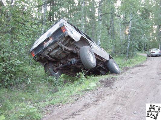 RangeRooveria kaatamassa
Ei kaadu ei...
Avainsanat: v8 range rover off road maasturi