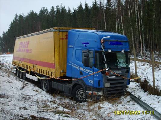 Puolikas ojassa
Ojan pohjalle päättyi DHL:n Kärryä vetäneen Scania R500:sen matka Vt4:llä, kun henkilöauto törmäsi keulaan 18.11.2007.
Avainsanat: liikenneonnettomuus scania