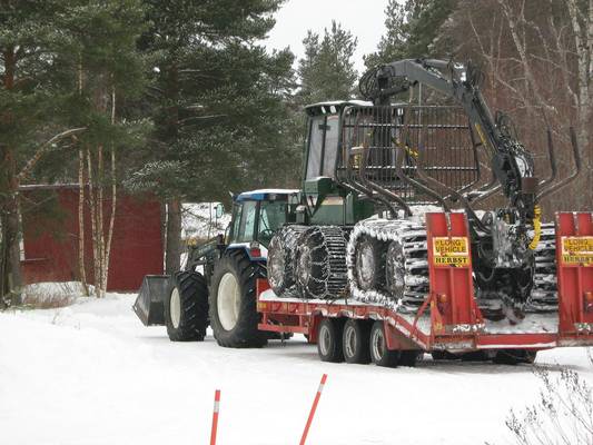 Timberjack 810 a
kotisatamassa..fordi huusi hoosiannaa timpuktun keulilla
Avainsanat: ford timberjack lavetti