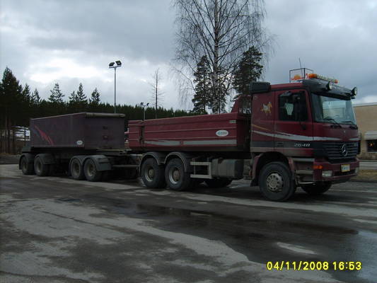 Kuljetus Silvastin MB 2648 Actros
Kuljetus Silvasti Oy:n MB 2648 Actros sorayhdistelmä.
Avainsanat: Silvasti MB 2648 Actros Shell Hirvaskangas