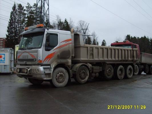 Liukkosen Sisu E11 
Liukkosen viisiakselinen Sisu E11 maansiirtoauto.  
Avainsanat: Liukkonen Sisu E11