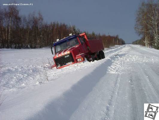 SR 300, lipesi perskeles
oli yöllä satanu lunta ja aurinko vähä häikäsi niin ei erottanu penkkaa kunnolla (seli seli)... sitte vaa läht ruori käsist...
