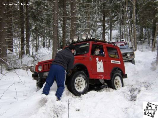 hyppäs,
Suitsa päätti loikata kiven päälle :) No muutama mies työnsi helposti ton poijes.
Avainsanat: suzuki sj 410 off-road