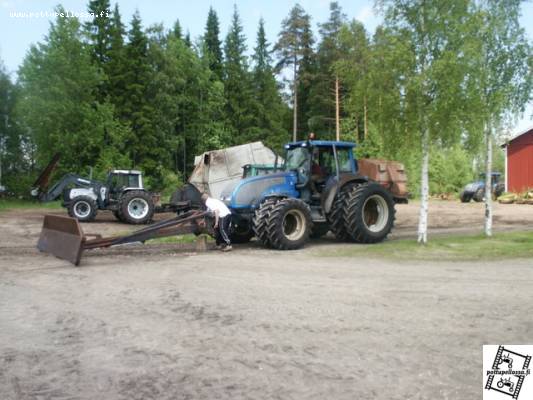 valluja
Valtra t170 ja valmet 8400 ja taaenpana valtra t170
Avainsanat: turvekoneita