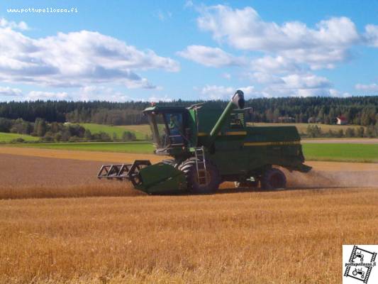 JD 1166
vehnän puintia
Avainsanat: John Deere