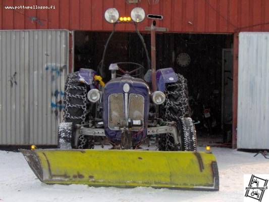 Fordson texzta
tällainen tuli tehtyä leikki mielessä alkutalvesta.....   
Avainsanat: dexsta