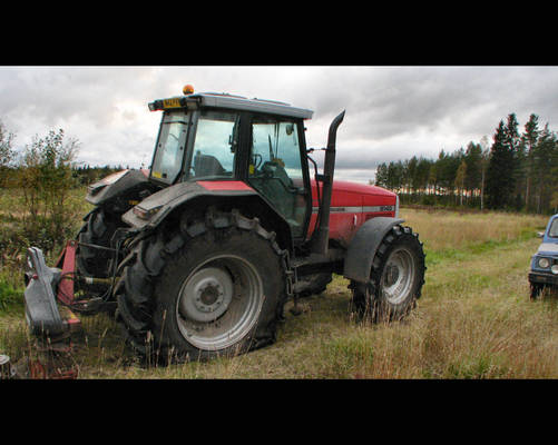 MF 8140 ja hajonnut rengas
Isoveli niitti ojanreunoja ikiwanhalla niittokoneella josta sitten livahti yksi terä karkuun renkaaseen..
Avainsanat: MF 8140 niitto rengas rikko