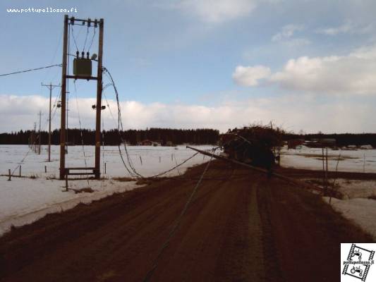 anna ku isäs näyttää.
isäukko veti 805:lla täysillä nosturi pystyssä sähkölinjaan. oli unohtunu nosturi mettässä taakke pystyyn :-) vallu pomppas pystyyn ja pyähty muutaman metrin matkalla. tien yli meni 2 sähkölinjaa ja 2 puhelinlinjaa.
