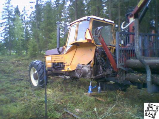 Valmet 903
rengas meni puhki puiren ajos, tuuria et oli kerranki rattorin alla kovaa eikä pehmosta et sai tunkattua
Avainsanat: 903