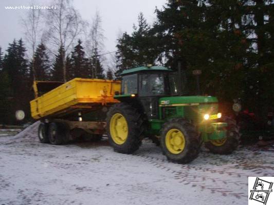 jd 3640 vm-. 87 & sisusta tehty maakärry
Kone lähdössä pellonraivaukselle, RH 6LC odotellut pellolla jo 2kuukautta roudan tuloa.
Avainsanat: jd