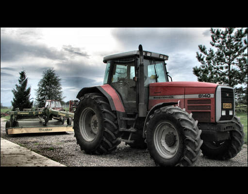 MF 8140 + Krone EasyCut 3210 CV
Tällä mennään.. hevoset eivät lopu kesken, hieman ehkä ylimitoitettu. Kaksi karhoa yhteen (6Ãƒâ€šÃ‚Â½m) niittokoneessa olevan karhottimen avulla, Krone 6XL noukkii..
Avainsanat: EasyCut 3210 CV MF 8140 niitto Krone