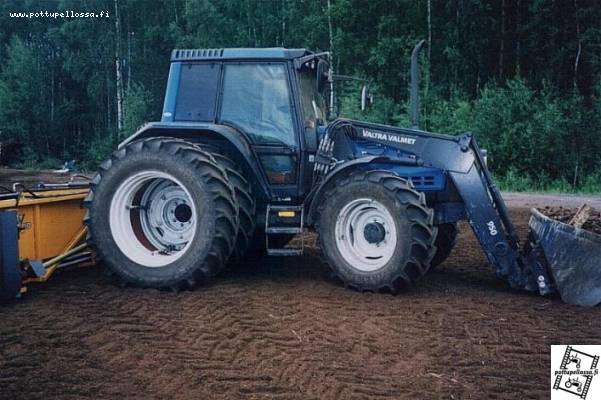 Valtra 6550
Kuva valkianevan "varikolta" peräseinäjoelta. Kesä 02. Palakarheeja perässä ja valmetissa twintrac.
