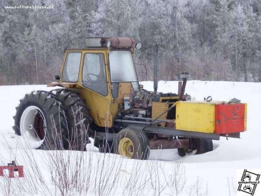 Valmet 702S
Huomionarvoista -> hallintalaitteet eri suuntaan! Joku esi-isien twintrac. Muinoin ajettu palakarheejaa sekä pyöritetty palaseulaa.
