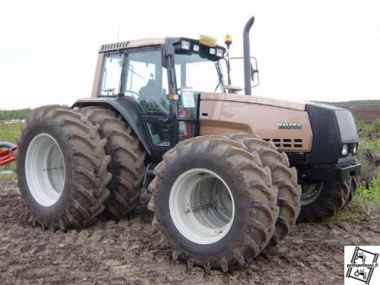 Valtra 8050
Uudenkarhea peli kuvanottohetkellä pari kesää sitten. Kuva kyyjärveltä.
