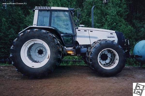 Valtra 8400 160hv
Valkianevalta -02, palakoneen edessä vakiosäädöillä. Meinasi huokaista aika herkästi. Ex (?) pihlajaviita. Konepelti maalattu hopealla.
