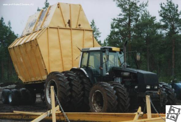 Valmet 8400
Todellinen nevaspecial, ohjaamon sisustusväri vaihtunut vaaleasta turpeenruskeaan. Kuva alajärveltä.
