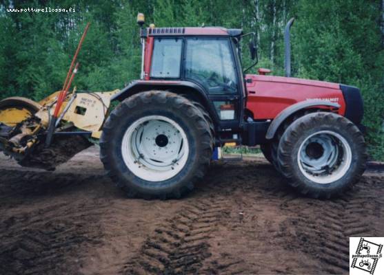 Valmet 8400
Tällä nostin palaa hulluina nuoruusvuosina, kunnes tulin järkiini. Kuva valkianevalta -02. Syöttöä "reilusti".
