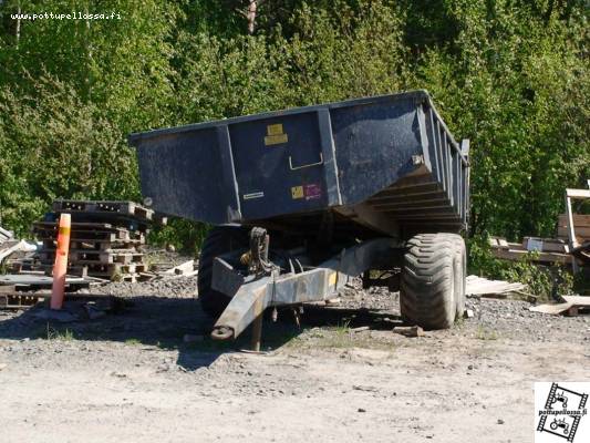 Tuhti WS120 D
Erään koneliikkeen pihalla oli mutkalle mennyt Tuhti.
Avainsanat: Tuhti WS 120 D