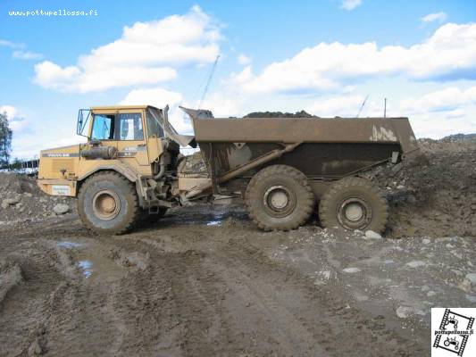 Volvo BM A25C 6x6
Tässä meitin työkone, Volvo BM A25C 6x6 vuosimallia '98, savikuormassa ja kippaamaisillaan penkalle. 
Avainsanat: A25C 6x6