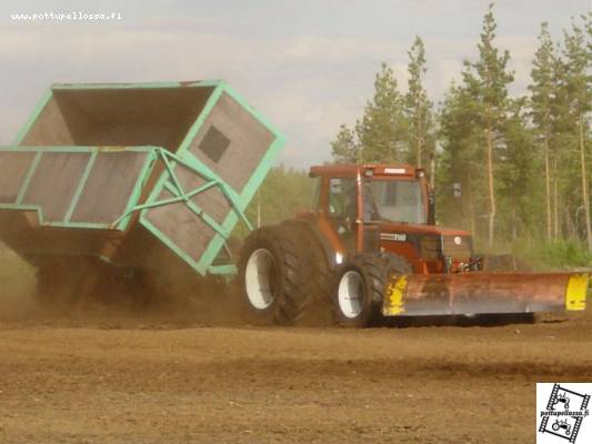 Fiat F140 tositoimissa
Kuva alajärveltä.
