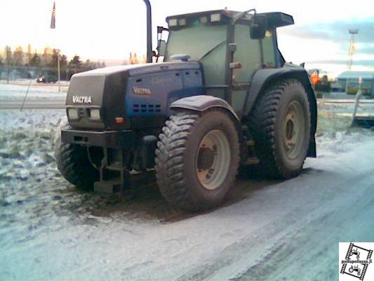 valtra 8550
tunnistaako kukaan pienet puntit tuola alla jottai 10 cm maavarraa
Avainsanat: multakuski