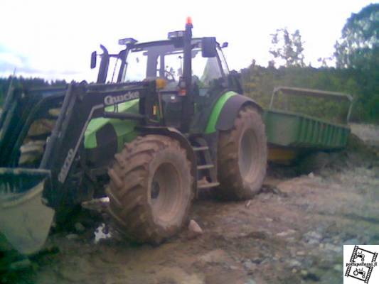 deutz + tempo E14
no nyt oli jo pehmeetä! tuohon on ajettu n.10viikkoa sitten n.1 metri maata ja se oliki tuolla kulmassa hiukka pehmiää! en viittiny kuovittaa kun kaivuri oli n.50m päässä ja  sillä kun pikkusen lykkäs niin nousi mutta ihan oli vellii! 
Avainsanat: deutz-fahr tempo E14