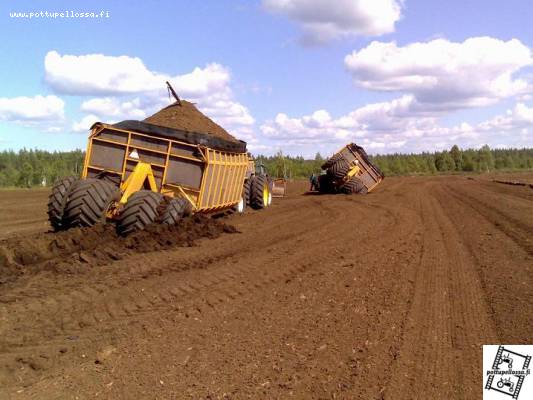 t180 ja vankkuri ja valtra 8950
ensin uppos 8950 ja toinen kerkis ottaa kuormaa ja tuli hinaamaan ja ohops mitäs kävikään.. ja taas seurattiin kärryä..
