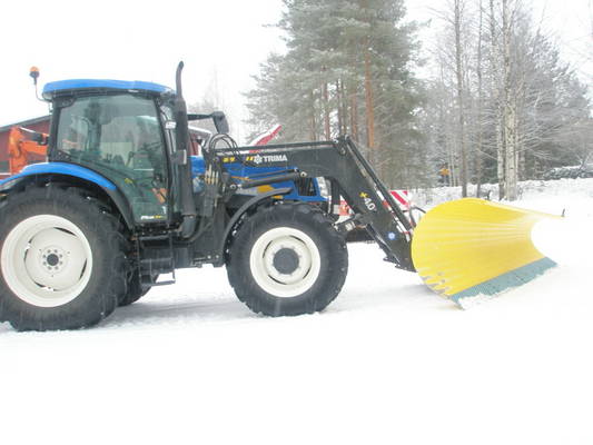 TSA115 + Vama 3200
Uusi reikäterä aurassa, alkuperänen kampaterä kesti 2,5 talvea.
Avainsanat: newholland vama