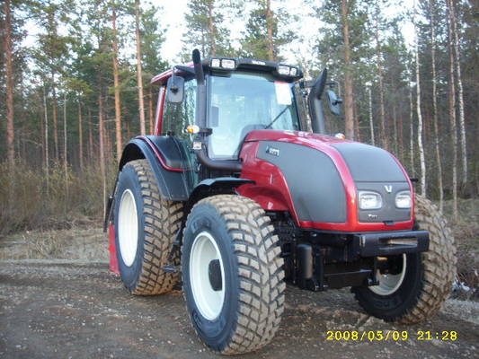 uusin tulokas pilkekoneen kanssa
valtra t151
Avainsanat: valtra