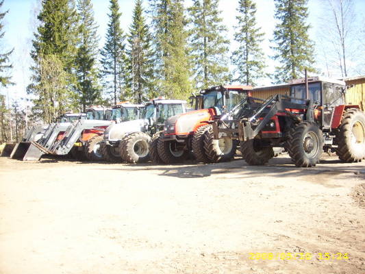 kalustoa
oikealta vasemmalle. valtra t190, mf 6495, mf 6490, valtra t170, valtra t151 ja zetor 14245
Avainsanat: kalusto