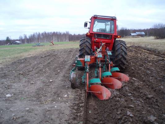 MF 575 + Kverneland
...sitä mitään kymmenien tuhansien Catroksia tarvi... takapotku Verku ja Kvernelandit, niin kyllä hyökkää :)
Avainsanat: MF 575 Kverneland