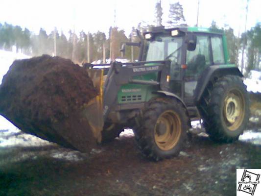 valtra 6550ht
ei paljoo enempää saa kauhassa pysymään tota kuoriketta
Avainsanat: valtra 6550