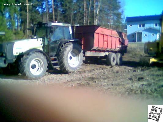 valtra 8050 (n.160hv) + 16t TEKO maansiirtoperävaunu
tällä on hyvä viedä painavaa maata 15 (tilavuus lisälaidoilla 18 kuutiota) kuutioo ku ei renkaat kestä 50km/h vauhtia. pahoittelen sormen näkymisestä kuvassa
Avainsanat: valtra teko