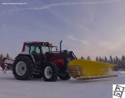 Valtra 6650, Quicke/Valtra 960, Vaman aura ja Runnin linko
Pihan auruuta..
Avainsanat: Valtra 6650 Vama