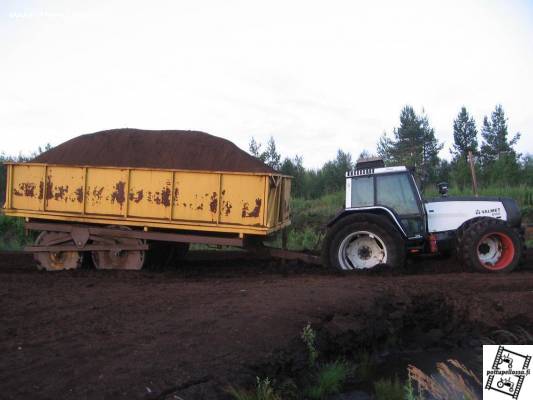 ja se kuuluisa päivän vika kuorma
8100,(163heppaa),suora rosteriputki,tunteja 13500,
