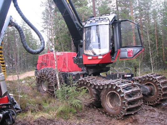 Valmet 901.3
Valmet 901.3. Hakkuupäänä Nisulan poikien tekemä, valmetin teipeillä oleva 330Duo. -07 ja 2600h keretty rullailla.
Avainsanat: Valmet 901.3 901 Moto Metsäkone Harvesteri Nisula 330 330Duo