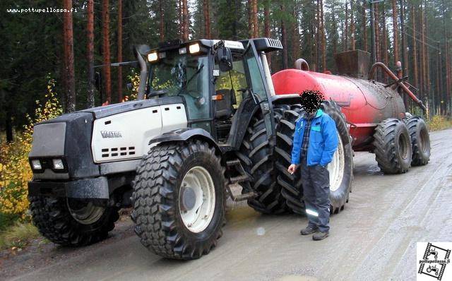 Valtra 8550 HiTech ja Livakka 12.5m3
Syksysiä lietteen ajoja.
Avainsanat: Valtra 8550 Livakka