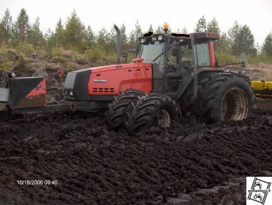 Valtra suossa
Vähän se painahti, mutta kyllää perälevyn avulla pääsin pois... :)
Avainsanat: valtra